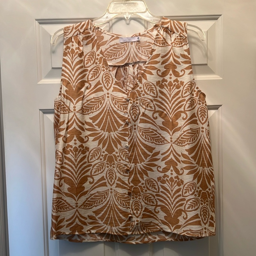 Ma-Me sleeveless v neck to w buttons down front. Made in Portugal. Size S